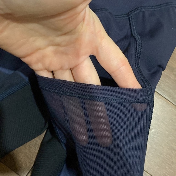 Lululemon - Crop 21” Capri Sz 4 blue stretchy camo leggings - Picture 6 of 17